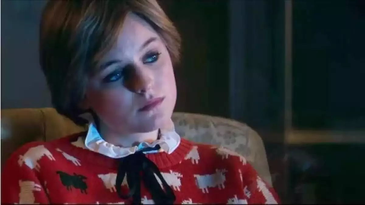 Emma Corrin usando una réplica del suéter de Lady Di en The Crown.