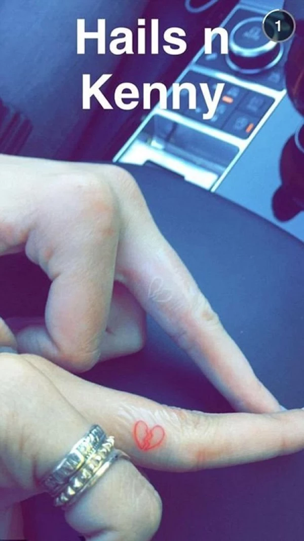 Tatuaje corazón dedo Kendall