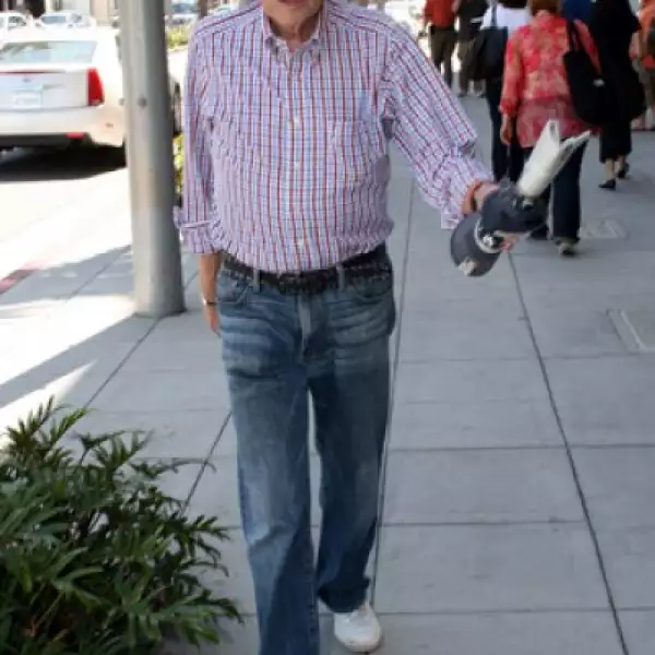 Un tanto pensativo. Muy casual, como es su estilo, Larry King fue sorprendido caminando en Beverly Hills, California.