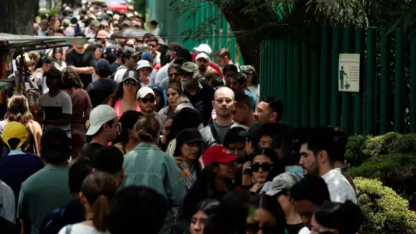 Las casillas especiales registran largas filas y alta afluencia de votantes