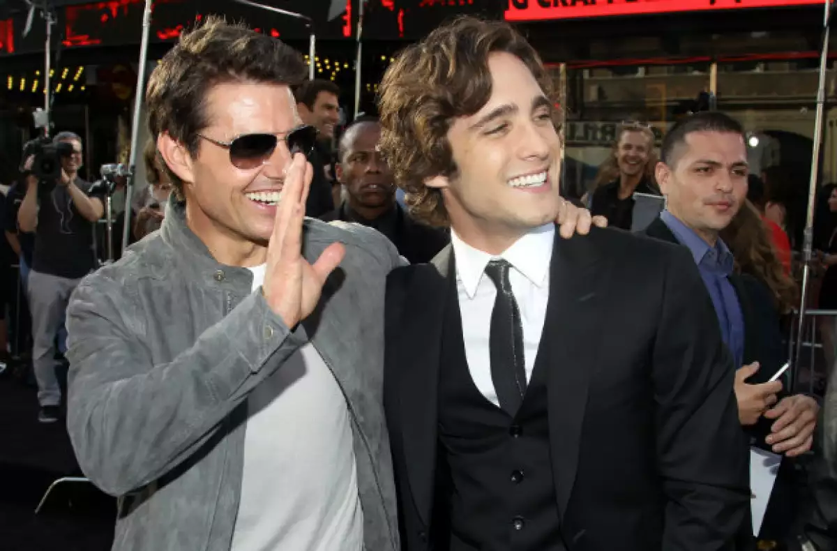 Los actores desfilaron por la red carpet colocada a las afueras del Grauman's Chinese Theatre el viernes por la noche.