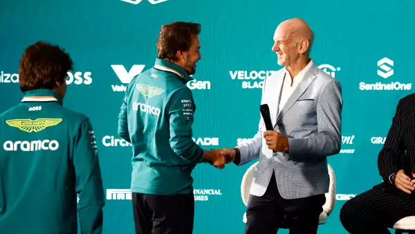 Foto de adrian newey dando la mano al piloto Fernando Alonso