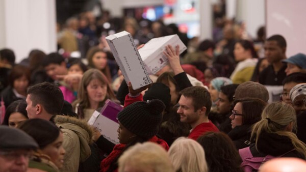 La NFR estima que unos 140.1 millones de personas realizarán compras este jueves, viernes, sábado o domingo. De esos, el 18.3% planeaba iniciar sus compras desde este jueves.