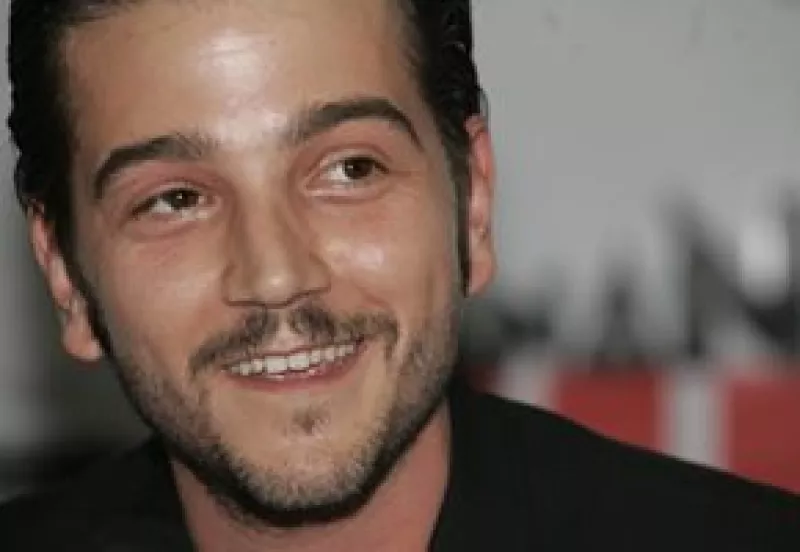 El próximo lunes se presentará "Chávez", dirigida por Diego Luna.