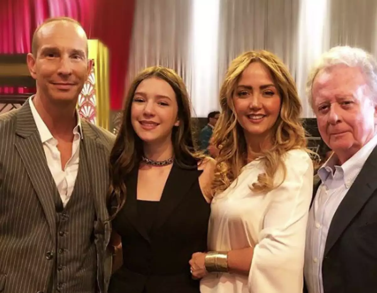 Abuelo y papás, los acompañantes más importantes en noche especial de Mía Rubín