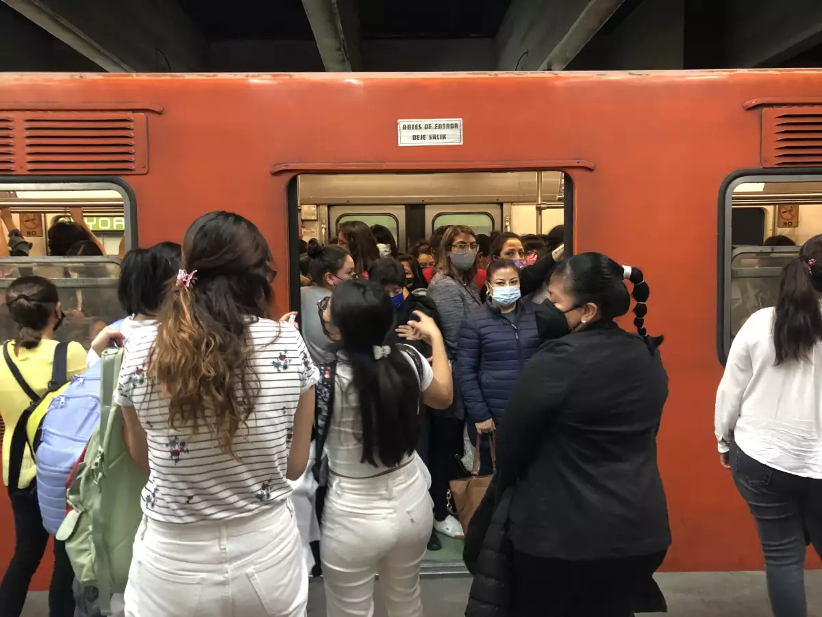Estaciones del Metro cerradas provocan caos en la Línea 5