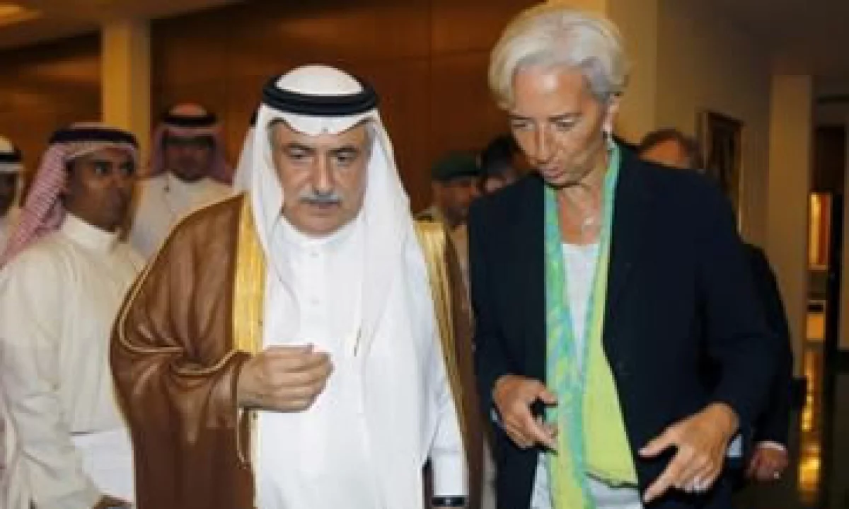 Christine Lagarde platica con su homólogo de Arabia Saudita (i) después de una conferencia de prensa. (Foto: Reuters)