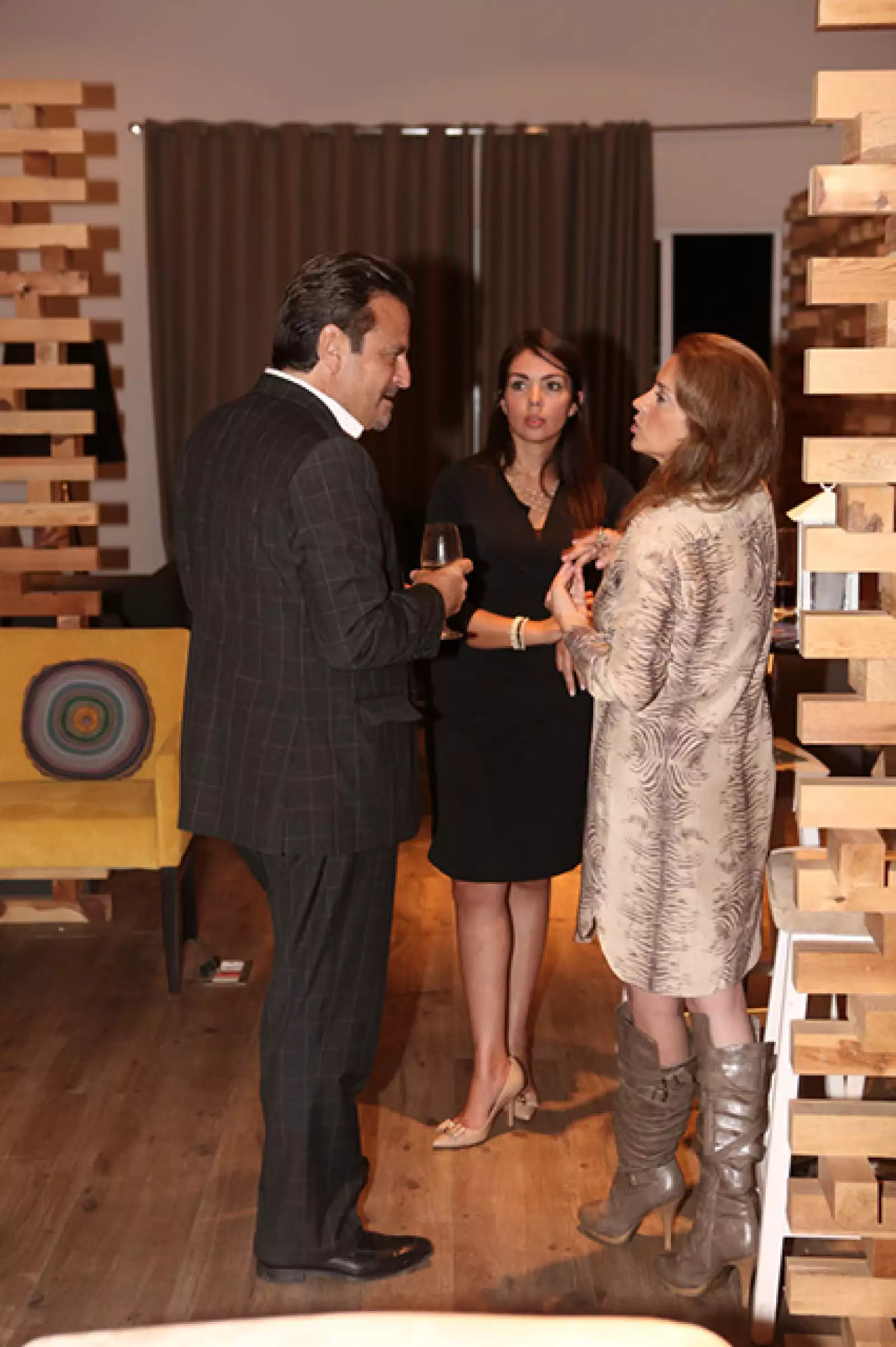 Robert Thorne,Janet Hoyos,Alejandra Escudero