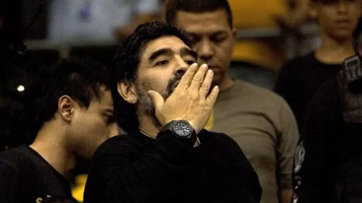Maradona manda un beso