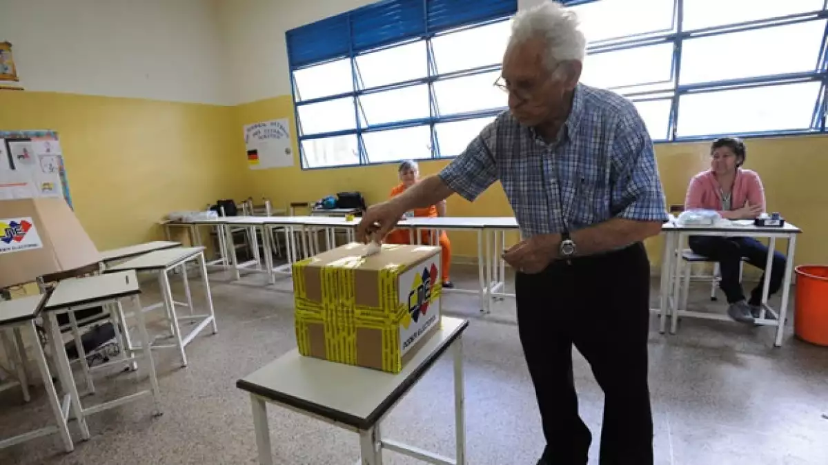 Un elector acude las primarias de la oposición