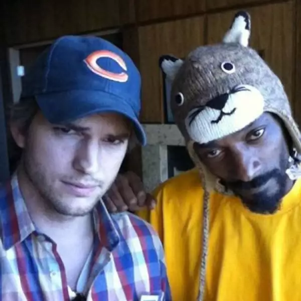 Ashton Kutcher y @Snoopdogg posando para la foto.