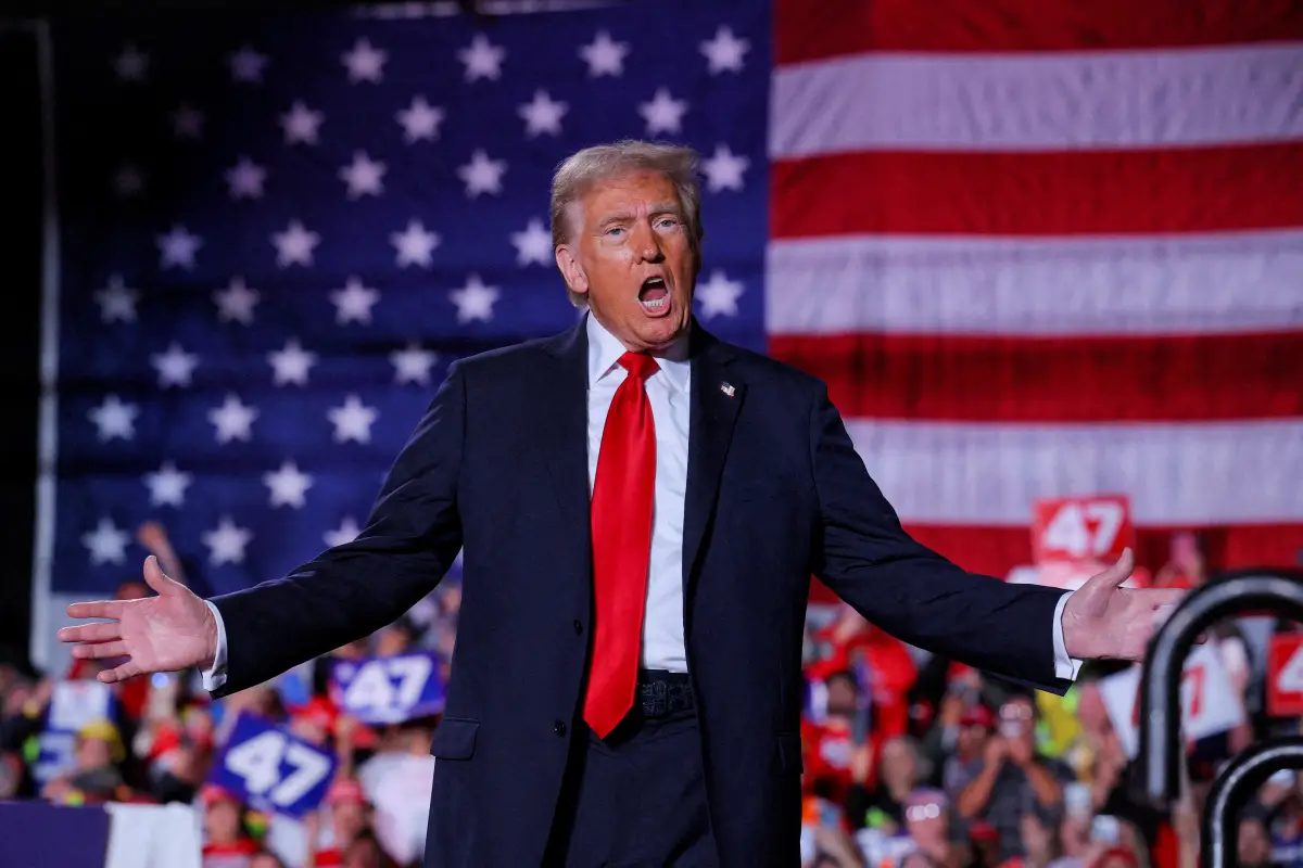 Donald Trump, ahora el presidente electo de los Estados Unidos, asiste a un mitin de campaña en Macomb Community College en Warren, Michigan, EE. UU., el 1 de noviembre de 2024.