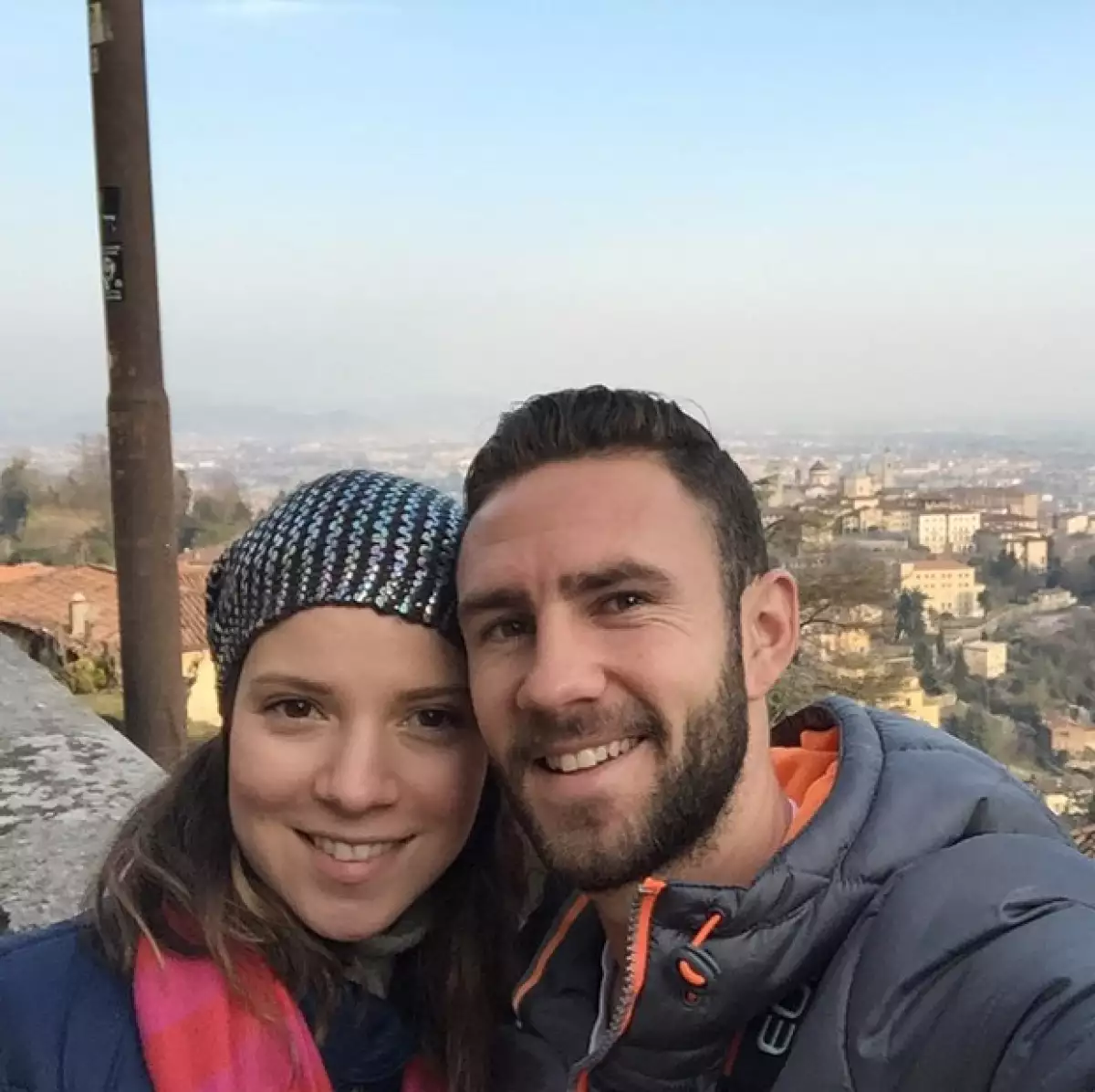 En su tercer aniversario de bodas, el futbolista y su esposa celebraron ayer la llegada de Mateo, su primer hijo.