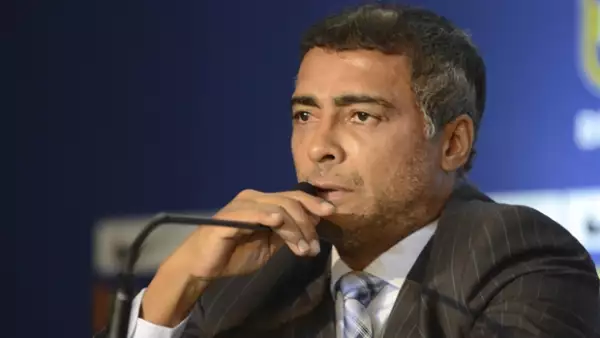 El ahora político y exfutbolista Romario, así como Paulo Coelho y otros famosos del país han manifestado su desacuerdo con los gastos excesivos que se han hecho por esta fiesta deportiva.