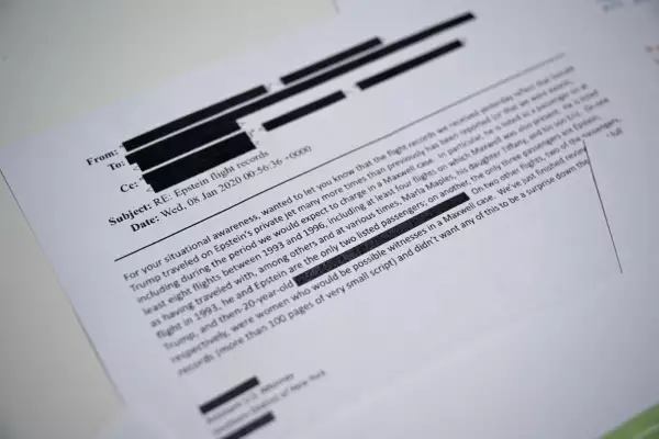 Esta ilustración fotográfica tomada en Washington, DC, el 23 de diciembre de 2025 muestra parte de un nuevo lote de archivos publicados el martes por el gobierno de los Estados Unidos en relación con el notorio delincuente sexual Jeffrey Epstein que contiene numerosas referencias a Donald Trump, incluidos documentos que detallan los vuelos que tomó en el jet privado de su entonces amigo cercano.
