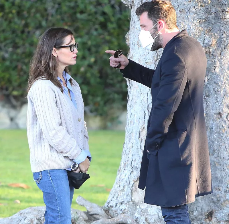 Wl 9 de diciembre de Jennifer Garner and Ben Affleck meet at their kids school for a chat in Santa Monica, Los Angeles, California, USA - 09 Dec 2021