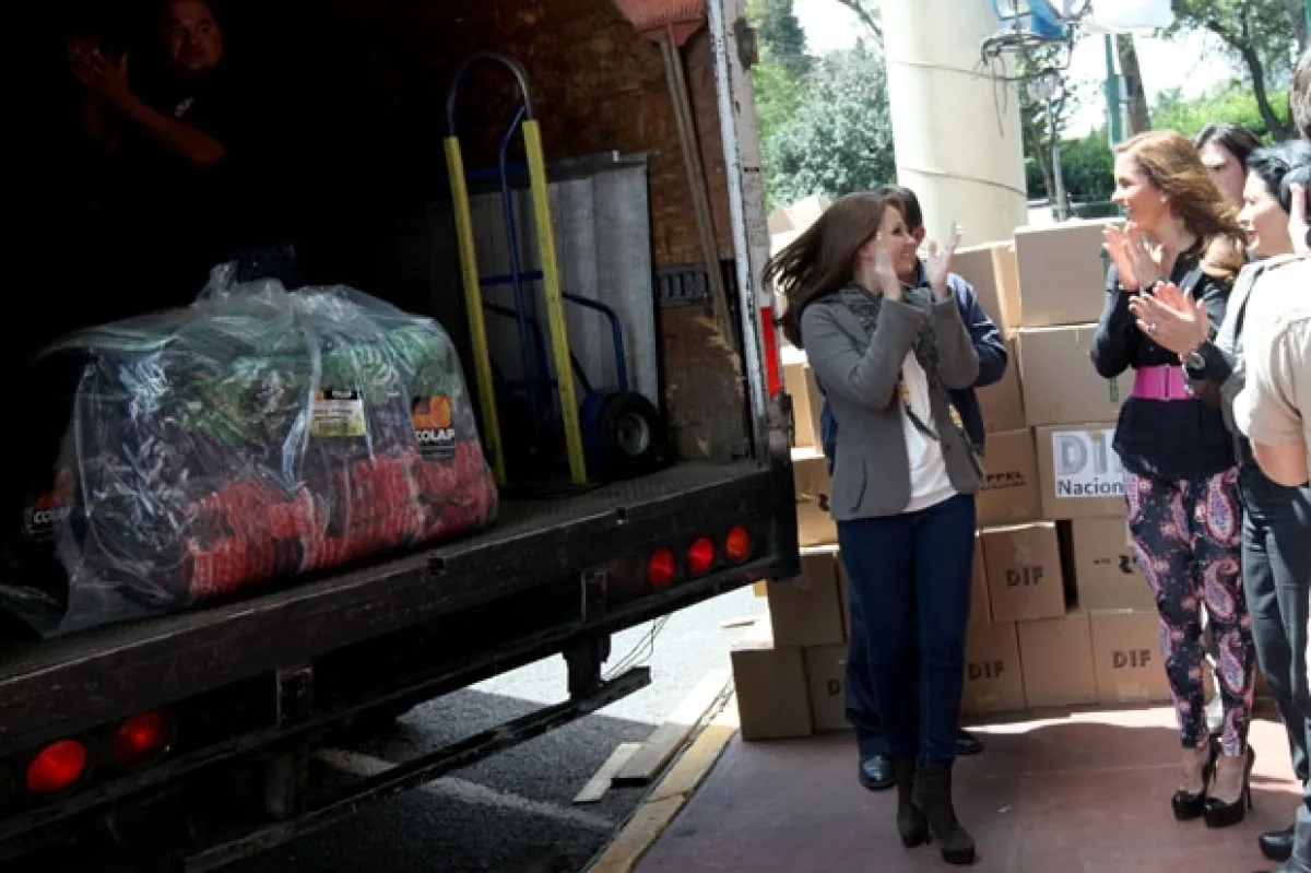 Lucero llevó 500 cobertores para las familias necesitadas.