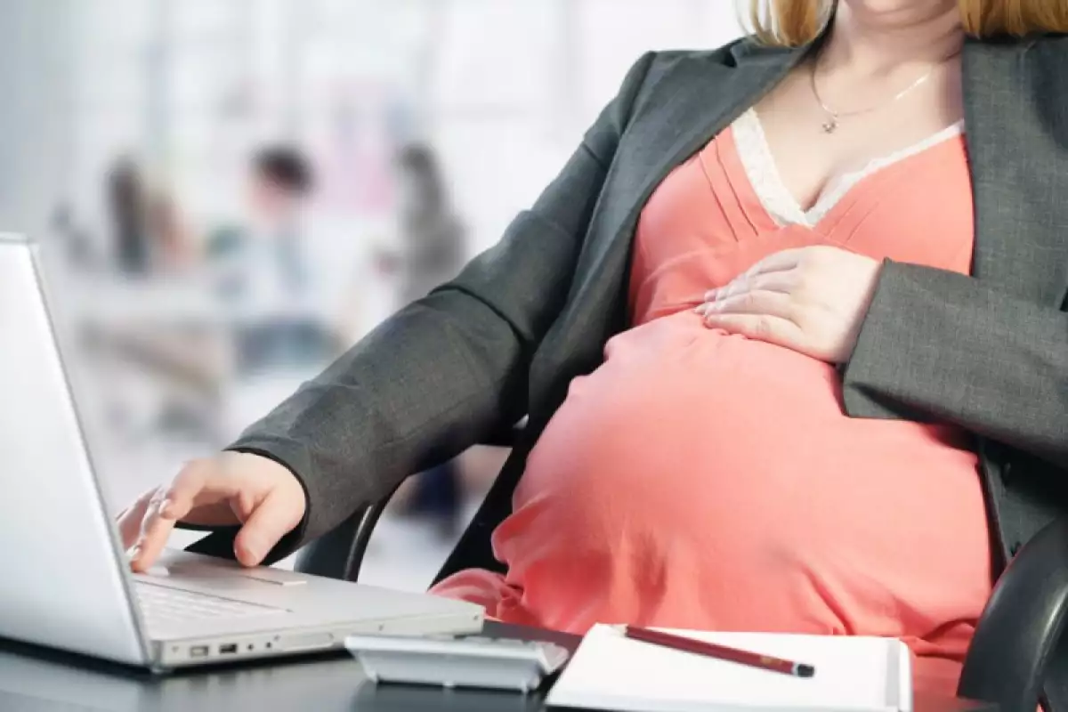 mujer embarazada trabajadora, que tiene derecho a licencia de maternidad