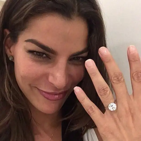 Bárbara presumió el gran anillo que el guapo torero le dio como señal de su compromiso de boda.
