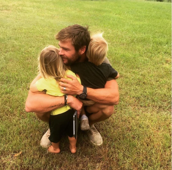 Chris Hemsworth con sus hijos.