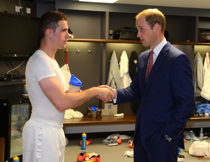 El Príncipe Guillermo saludando al jugador Jordan Henderson en los vestidores.