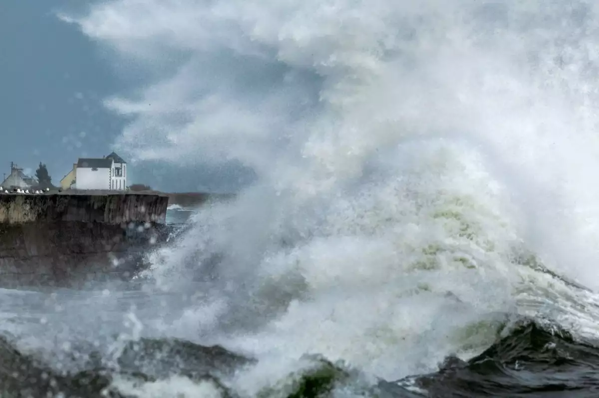 Las olas altas golpearon el embarcadero en Plobannalec-Lesconil, al oeste de Francia, el 2 de agosto de 2023.