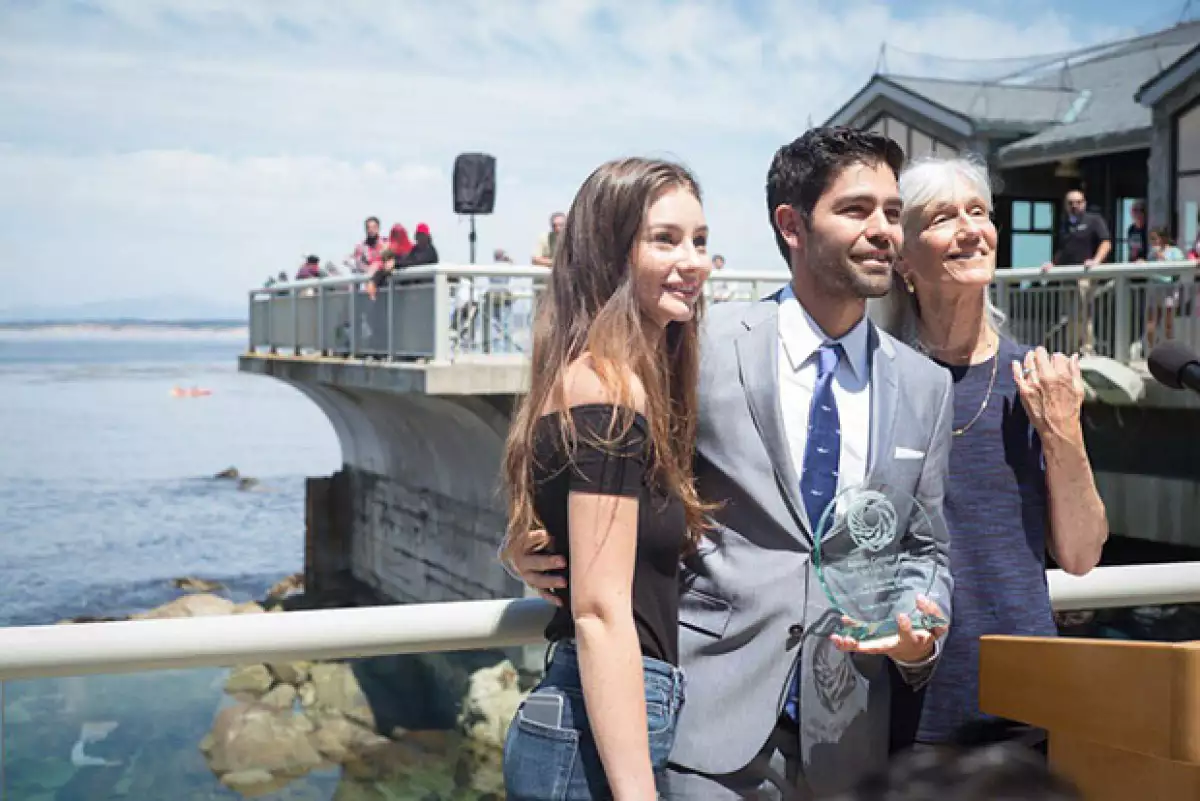Meadow, la hija del fallecido actor, se dejó ver como pocas veces en un evento en el que se premió a Adrian Grenier a través de la fundación de Paul.