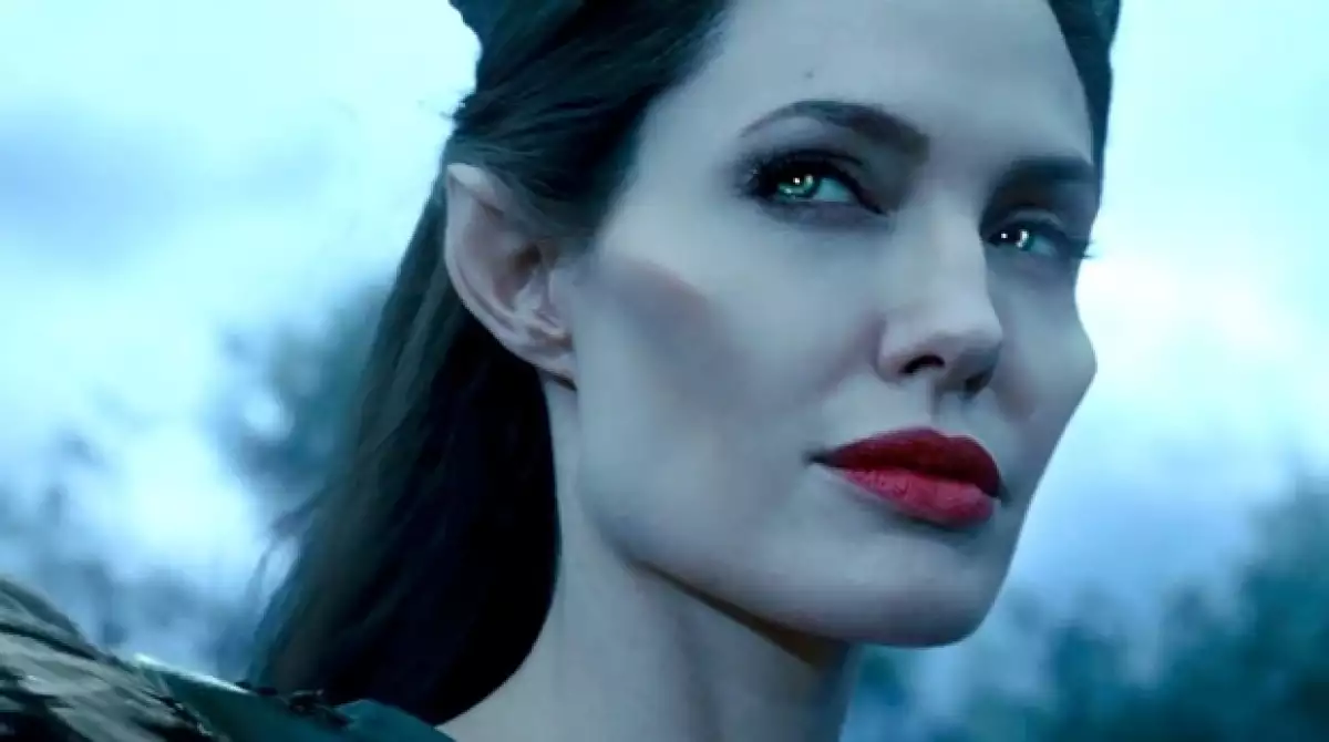 Nunca jamás una bruja había sido tan guapa: Angelina Jolie protagoniza la próxima película de Disney, `Maléfica´ y con ella una interesante alianza con Stella McCartney.