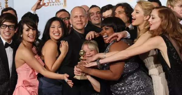 El elenco de `Glee´ bromeo durante el press room luego de recibir el premio a Mejor Serie de Comedia o Musical.