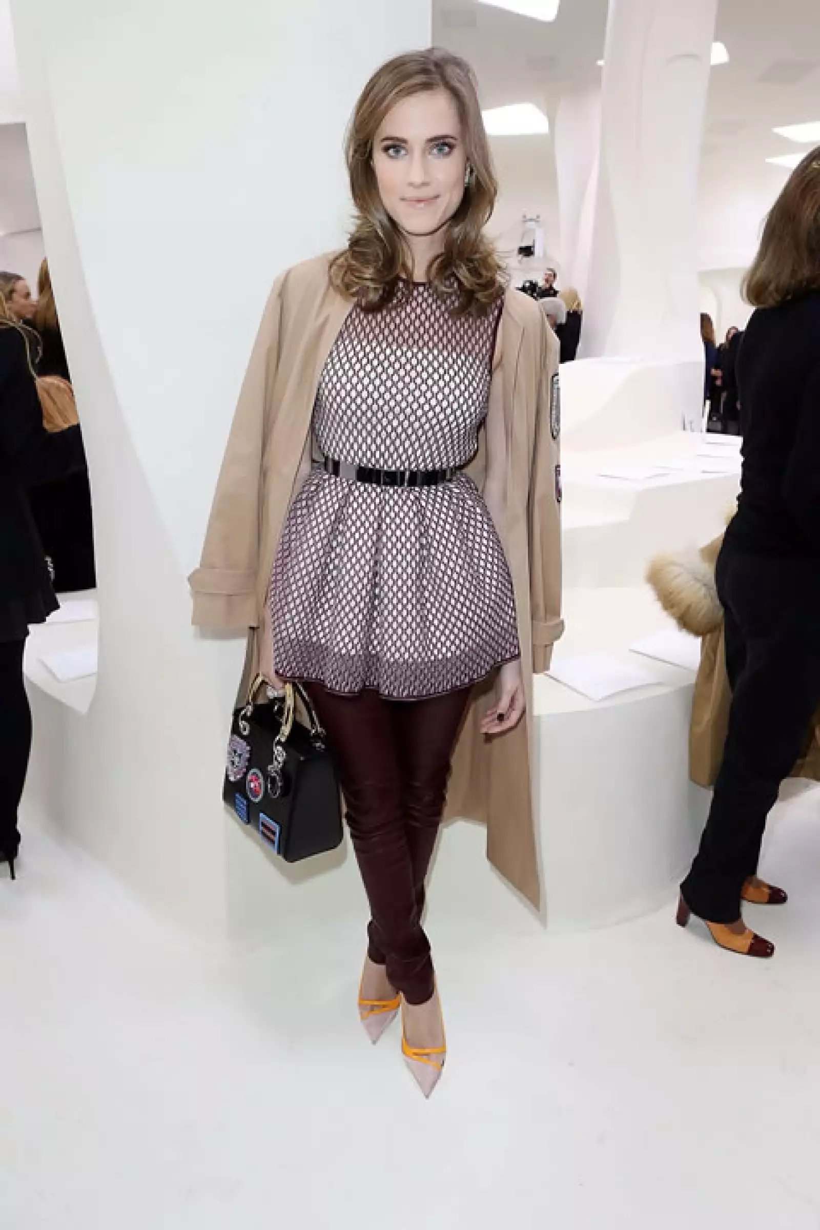 Allison Williams-  Creó un look ladylike combinando un pantalón de piel en color vino,  dándole un toque trendy con unos zapatos pointy en tonos llamativos.