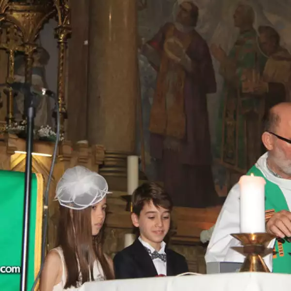 Anyk y Axel Madrazo con el párroco Carlos Tobes