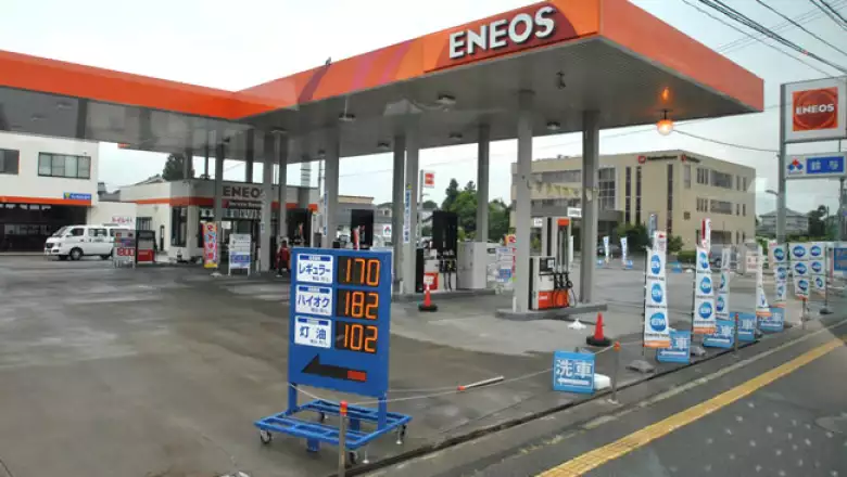 Una estaci�n de servicio Eneos en Jap�n, una marca de la petrolera JX Nippon Oil & Energy