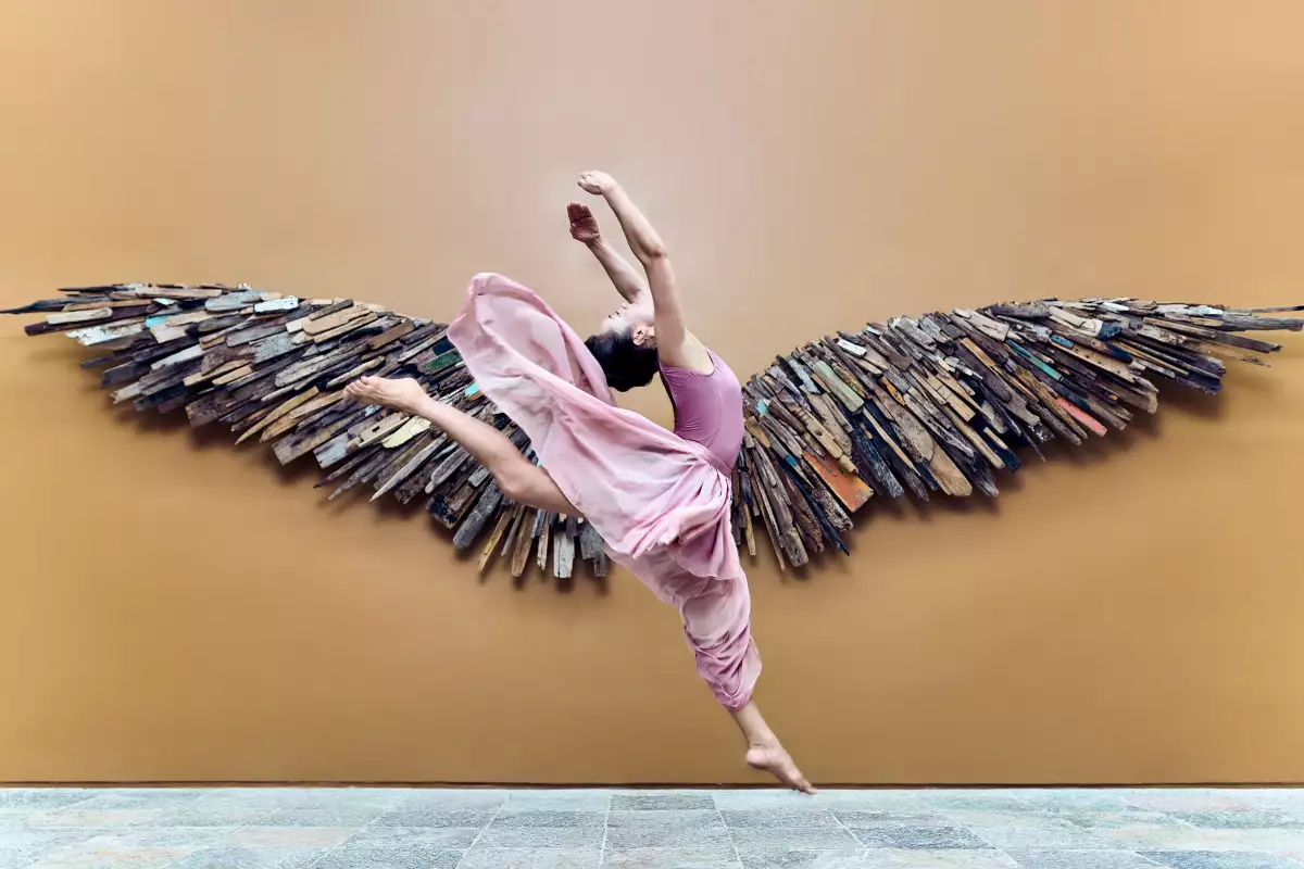 Salto de bailarina con fondo de alas y pared amarilla
