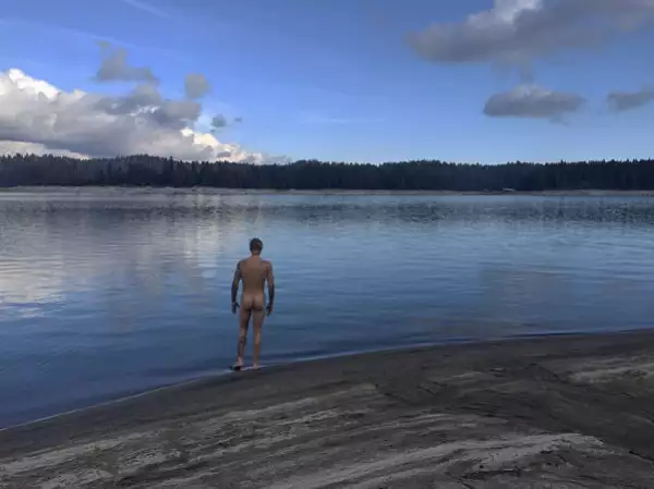 El cantante se fotografió de nuevo desnudo.