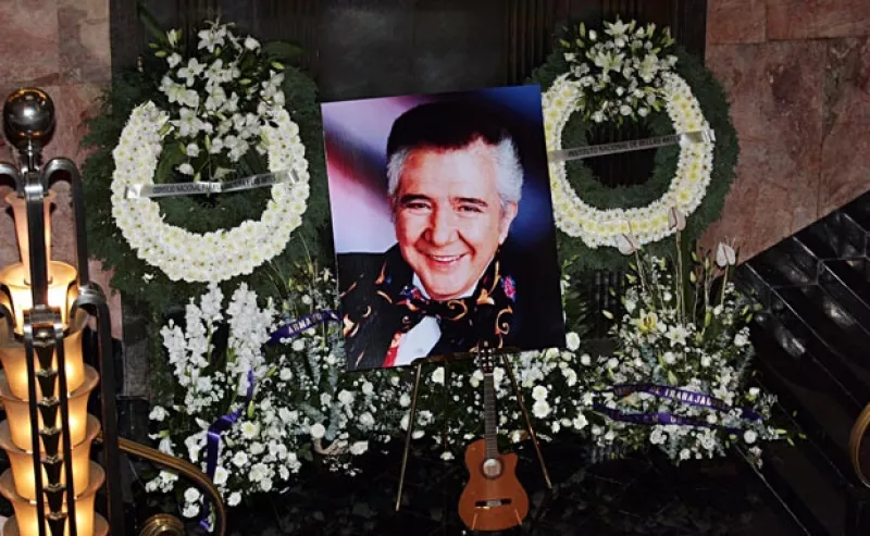 El cuerpo del compositor fue llevado al recinto para rendirle un homenaje póstumo de dos horas. Hasta ahí llegaron sus familiares, amigos y gente que lo estimaba.