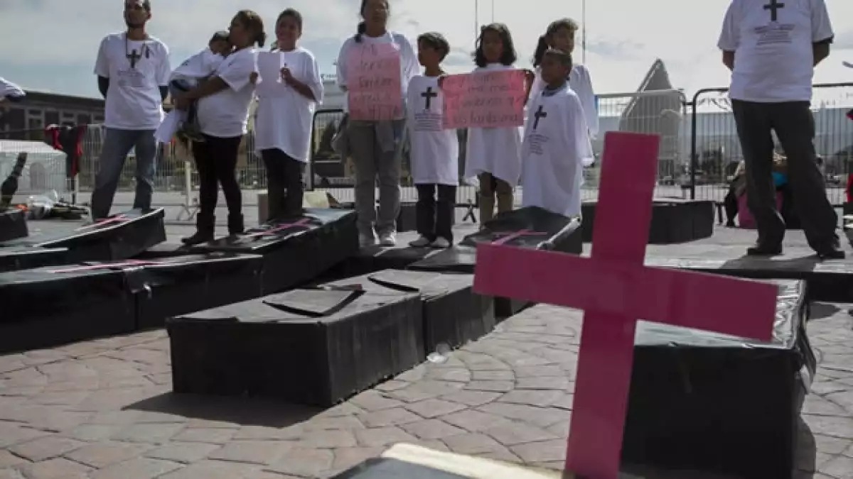 Integrantes de diversas organizaciones durante una manifestación frente a Palacio de Gobierno en Toluca, Estado de México