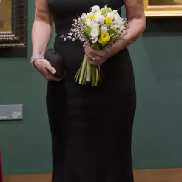 Angélica Rivera lució un vestido largo color negro que mostraba hombros.