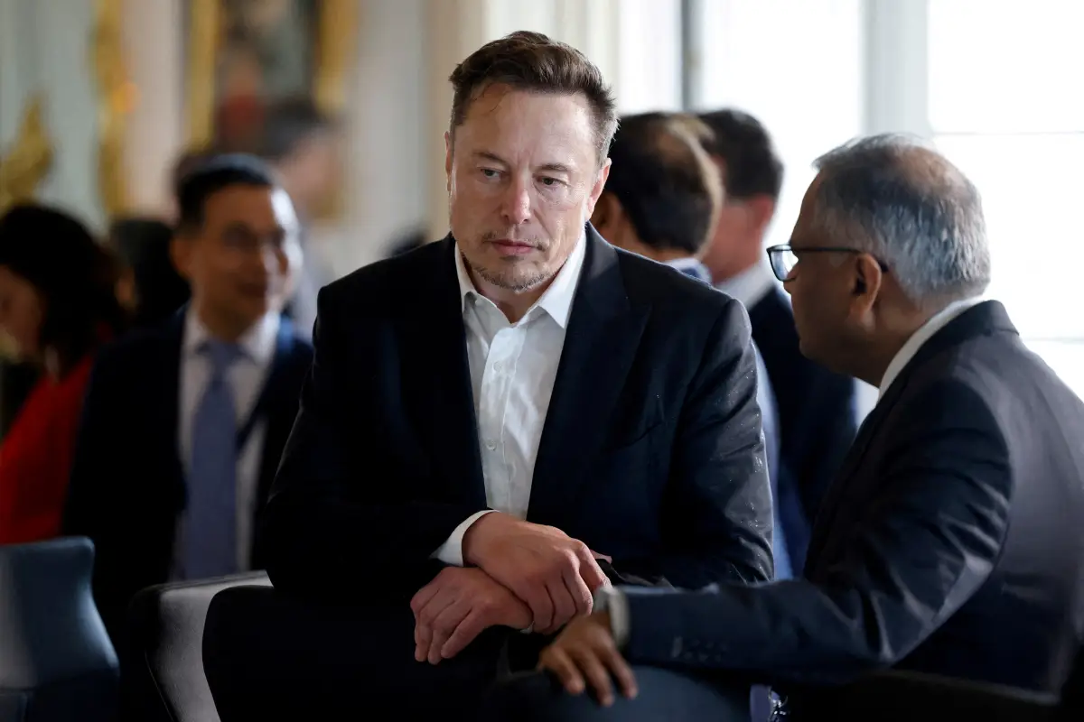 El CEO de SpaceX, Twitter y Tesla, Elon Musk, mira mientras asiste a una mesa redonda durante la 6a edición de la Cumbre "Elegir Francia" en el Castillo de Versalles, en las afueras de París, Francia, el 15 de mayo de 2023.