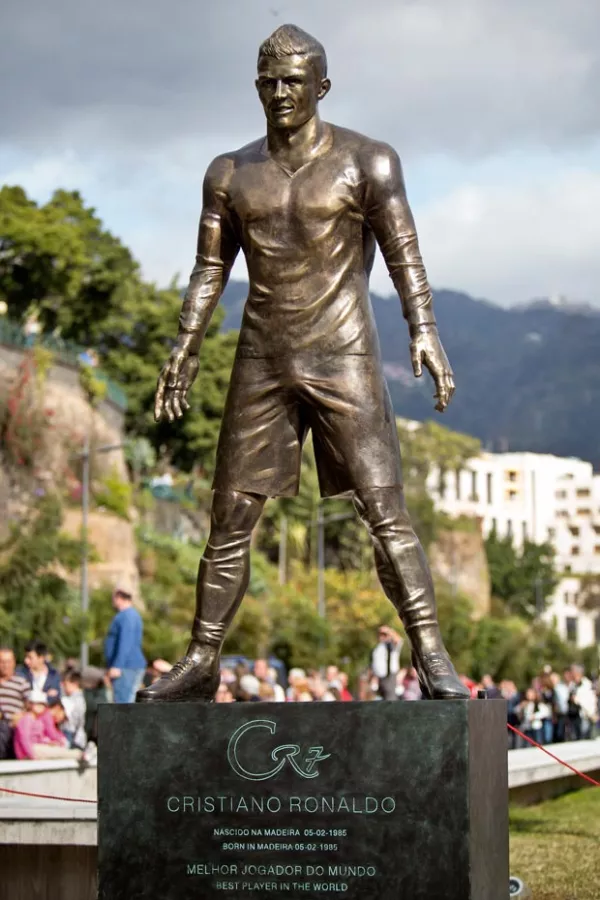 La estatua fue fabricada con 800 kilos de bronce y con una altura de 2 metros y 40 centímetros.