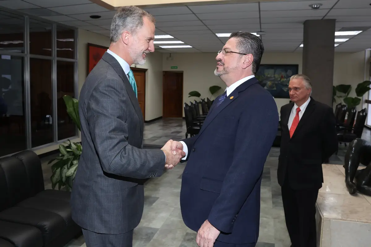 Felipe VI y Rodrigo Chaves