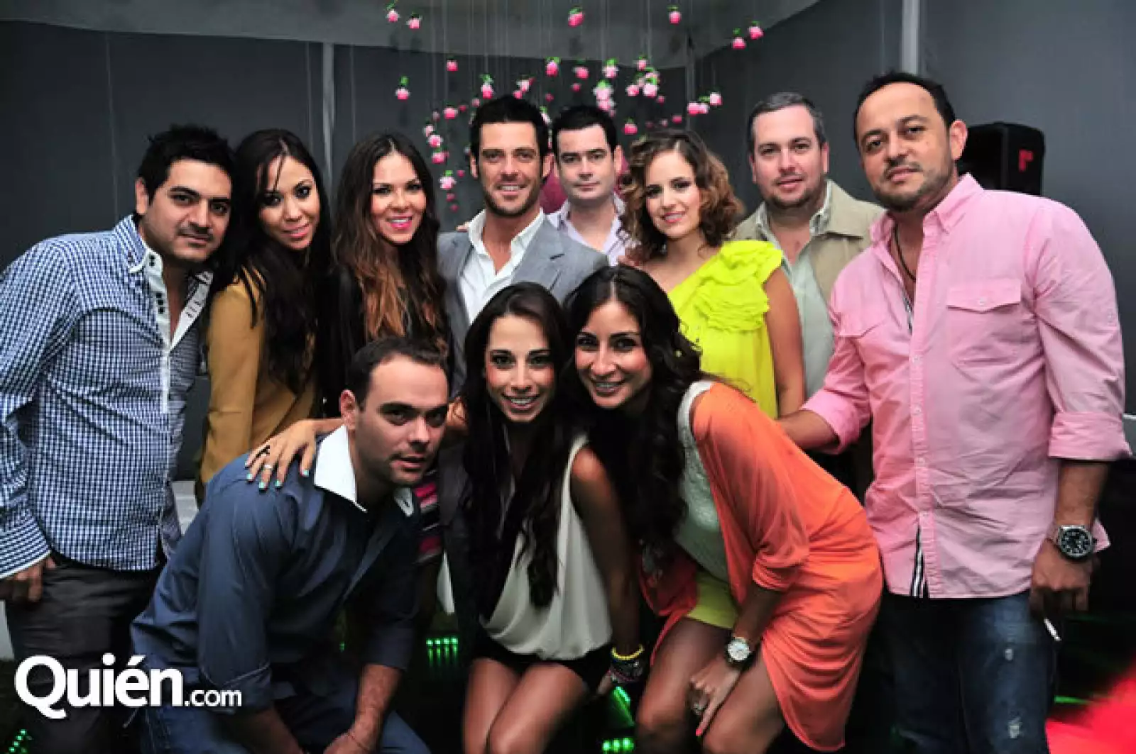 Paola Pérez festejada por sus mejores amigos