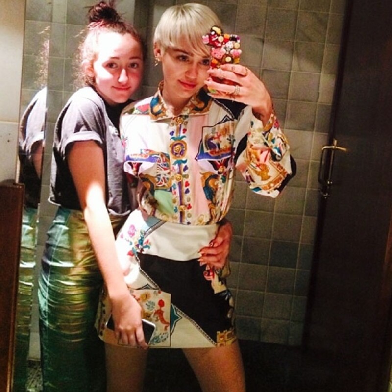 Hay un gran parecido entre las hermanas, Noah y Miley Cyrus.