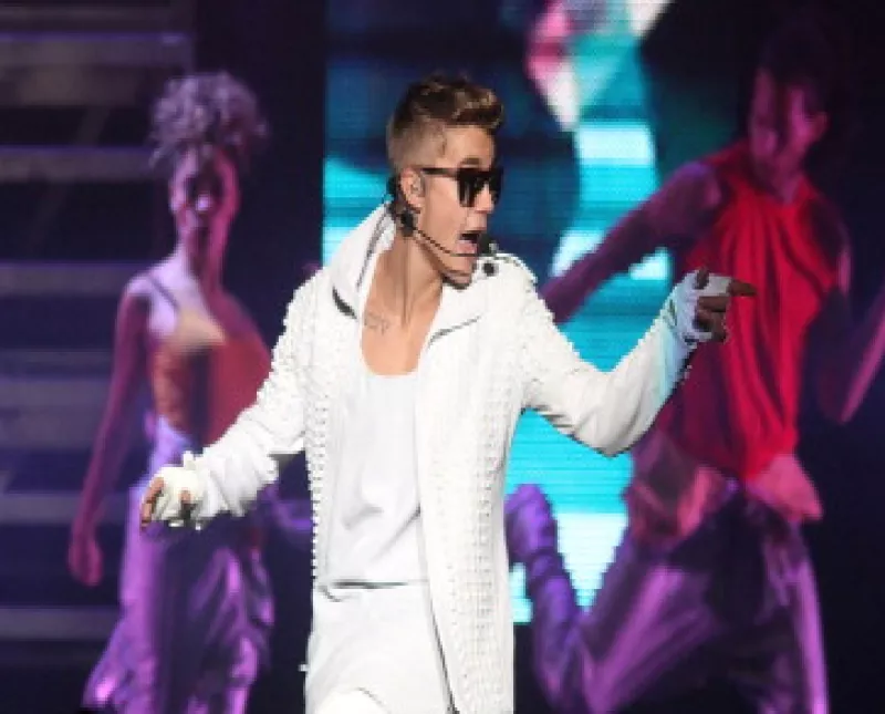 Fuentes informaron que la mujer del video asistió al "after party" de uno sus conciertos y más tarde pasó la noche con él en la casa que rentó durante su estancia en Brasil.