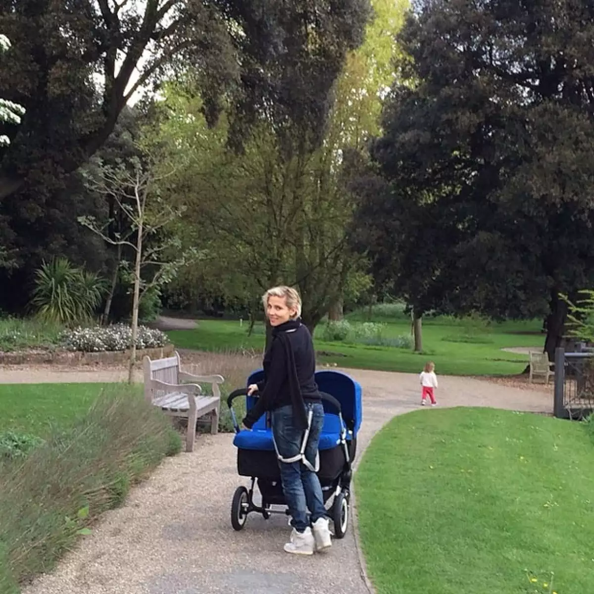 En una tierna imagen compartida en Instagram la esposa de Chris Hemsworth presentó un poco más de uno de sus gemelos Sasha y Tristan.