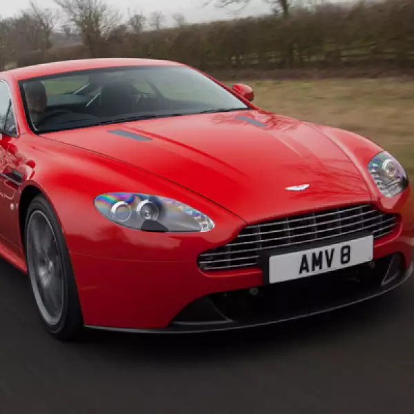 Es capaz de alcanzar las 205 mph, es la producción en serie más rápida de Aston Martin. Los 565 caballos de fuerza permite experimentar la prisa sin censura.