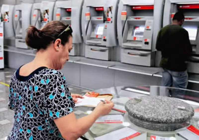 Santander flexibilizó sus requisitos para otorgar créditos a los brasileños de escasos recursos. (Foto: Bloomberg/Paulo Fridman)