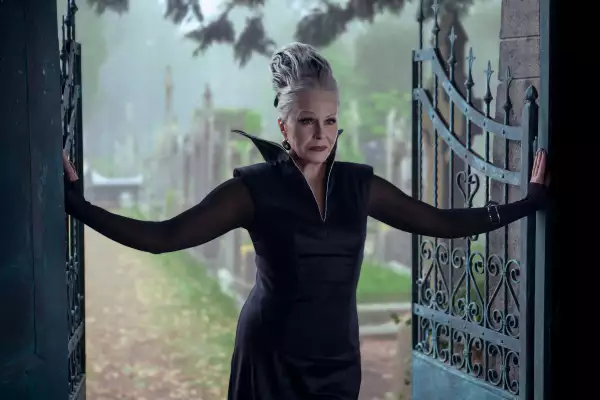 abuela de merlina temporada 2