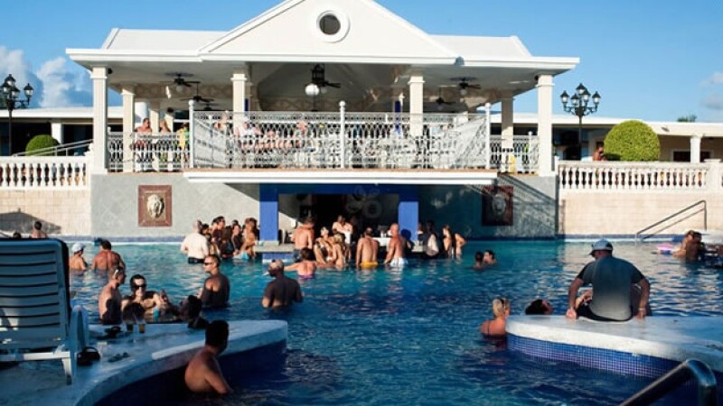 piscina_turistas_viajes