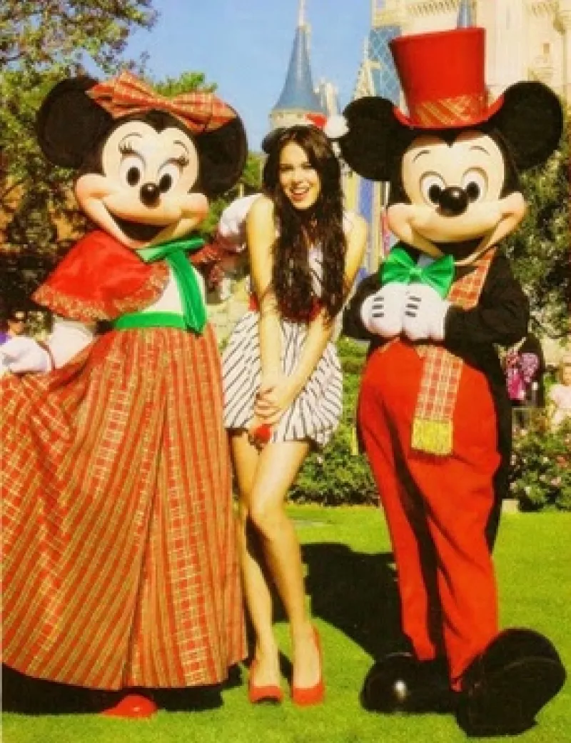 Para relajarse y alejarse un poco de las presiones de su carrera, la cantante, quien será la encargada de abrir los conciertos de Demi Lovato en México, visita a Mickey.