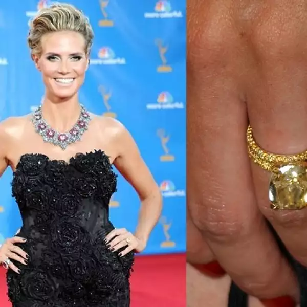 Seal le propuso matrimonio a  Heidi Klum dentro de un  igloo en  Canadá,  el cantante le regalo un anillo amarillo de diez quilates diseñado por Lorraine Schwartz.